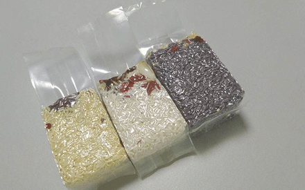 真空包裝袋為增加其性能通常采用多種材質復合而成，常見的復合方法有：干法復合、擠出復合、共擠出復合、無溶劑復合、涂布復合、蒸鍍復合、熱熔膠復合等。其中干法復合是國內(nèi)復合真空包裝袋材料生產(chǎn)中應用較為廣泛的，那么，真空包裝袋為什么大多采用干法復合？